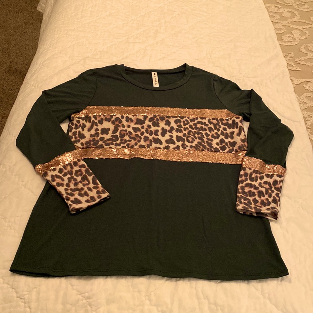 Long sleeve, sequins, animal print top